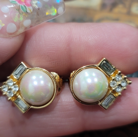 Clip-on Earrings - Picture 4 of 9